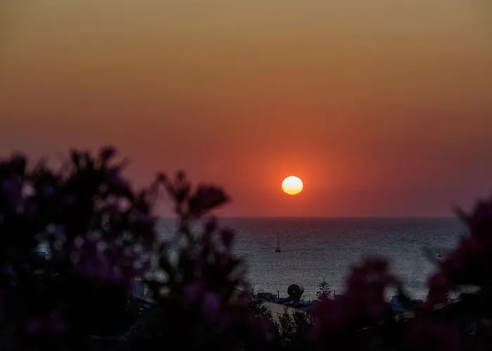 Aigaiou Avra * Parikia (Paros)