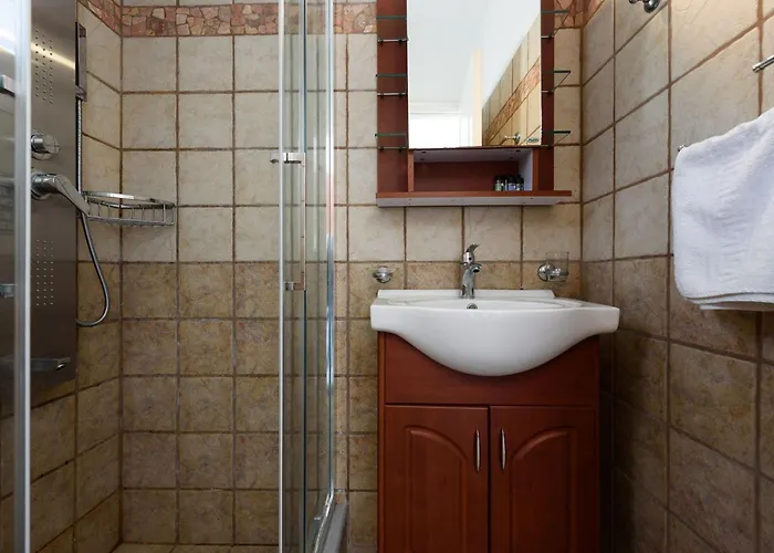 Aigaiou Avra * Parikia (Paros)