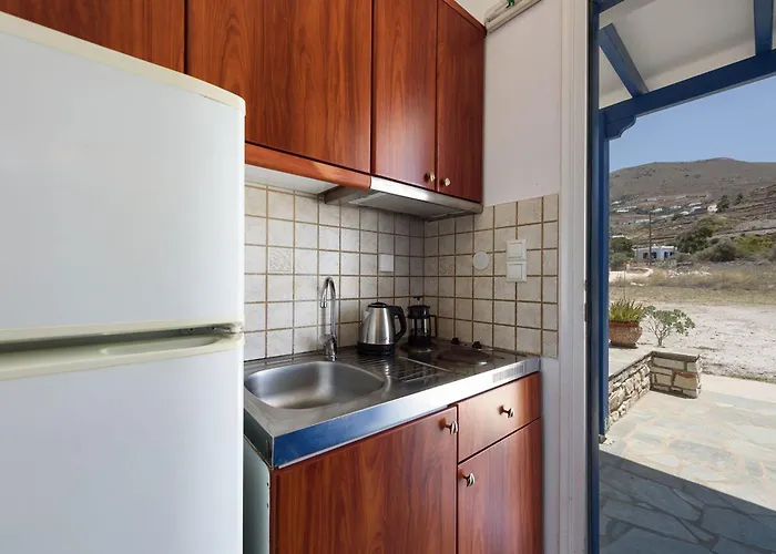 Aigaiou Avra * Parikia (Paros)