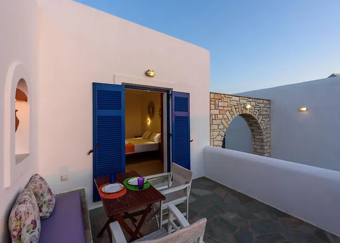 Aigaiou Avra * Parikia (Paros)