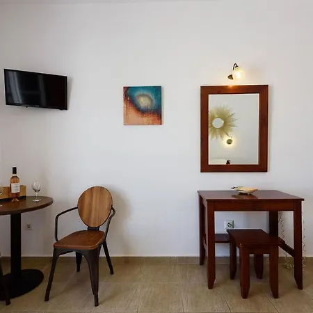 Aigaiou Avra * Parikia (Paros)