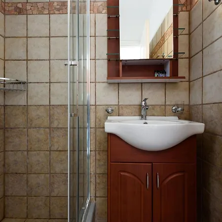 Aigaiou Avra * פארוס